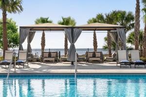 Embassy Suites by Hilton Myrtle Beach Oceanfront Resort内部或周边的泳池