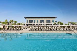 Embassy Suites by Hilton Myrtle Beach Oceanfront Resort内部或周边的泳池