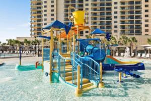 Embassy Suites by Hilton Myrtle Beach Oceanfront Resort内部或周边的泳池