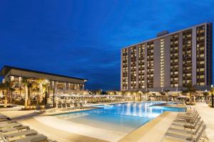 Embassy Suites by Hilton Myrtle Beach Oceanfront Resort内部或周边的泳池