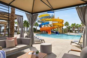 Embassy Suites by Hilton Myrtle Beach Oceanfront Resort内部或周边的泳池