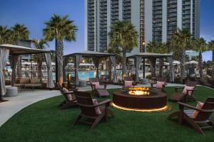 Embassy Suites by Hilton Myrtle Beach Oceanfront Resort内部或周边的泳池
