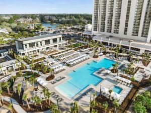 Embassy Suites by Hilton Myrtle Beach Oceanfront Resort内部或周边的泳池