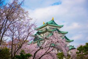 un edificio giapponese con alberi di fronte ad esso di Hilton Nagoya Hotel a Nagoya
