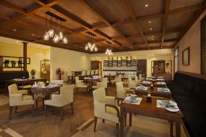 Veitingastaður eða matsölustaður á DoubleTree by Hilton Resort & Spa Marjan Island
