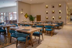 Veitingastaður eða matsölustaður á DoubleTree by Hilton Resort & Spa Marjan Island