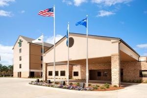 伯锡尔城Homewood Suites by Hilton Shreveport Bossier City, LA的一座前面有三面旗帜的建筑物