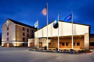 伯锡尔城Homewood Suites by Hilton Shreveport Bossier City, LA的酒店大楼前挂着旗帜