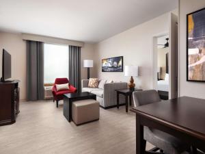 Homewood Suites by Hilton Shreveport Bossier City, LA的电视和/或娱乐中心