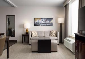 Homewood Suites by Hilton Shreveport Bossier City, LA的电视和/或娱乐中心