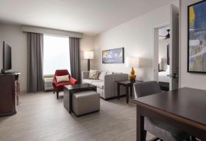 Homewood Suites by Hilton Shreveport Bossier City, LA的电视和/或娱乐中心