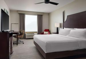 Homewood Suites by Hilton Shreveport Bossier City, LA客房内的一张或多张床位
