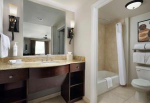 Homewood Suites by Hilton Shreveport Bossier City, LA的一间浴室