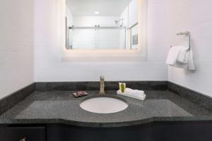 Hilton Pennywell St Louis at the Arch的一间浴室