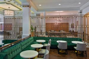 圣路易斯Hilton Pennywell St Louis at the Arch的有桌椅和酒吧的餐厅