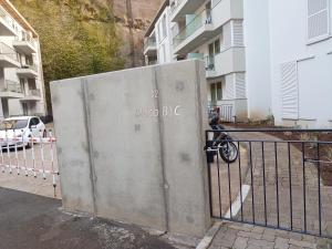 Una puerta con las palabras bloko bc al lado de un edificio en Costa Lodges, Shared Room Funchal or Santa Cruz, en Santa Cruz