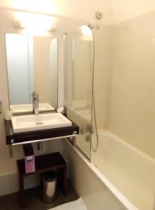 a bathroom with a sink and a bath tub at Karukéra in Saint-François +3 photos