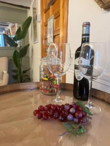 due bicchieri di vino e un grappolo d'uva su un tavolo di Casa Flor, Encanto en La Rioja a Lardero