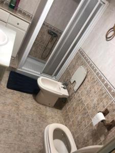 a bathroom with a toilet and a bidet at Estudio amueblado en El Ejido in El Ejido