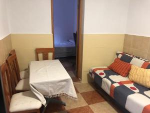 a room with a bed and a table and a chair at Estudio amueblado en El Ejido in El Ejido