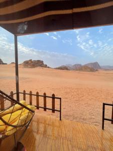 una hamaca en el desierto con vistas al desierto en Ahmad and Fatima's Traditional Bedouin Camp, en Wadi Rum