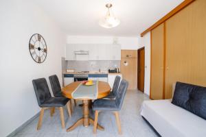 een keuken en eetkamer met een tafel en stoelen bij Apartments Petri in Tisno