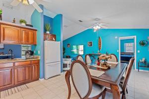 Cucina o angolo cottura di Home with pool and canal access to ocean