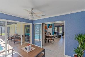 Ristorante o altro punto ristoro di Home with pool and canal access to ocean