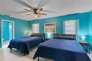 Letto o letti in una camera di Home with pool and canal access to ocean