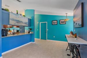 Cucina o angolo cottura di Home with pool and canal access to ocean