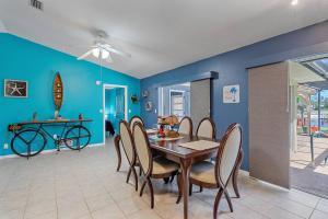 Foto dalla galleria di Home with pool and canal access to ocean a Port Charlotte