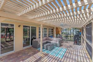 Area soggiorno di Home with pool and canal access to ocean