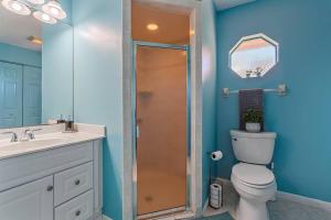 un bagno con wc, lavandino e doccia di Home with pool and canal access to ocean a Port Charlotte