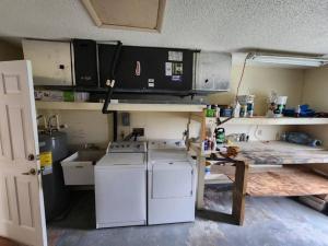 Cucina o angolo cottura di Home with pool and canal access to ocean