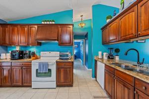 Cucina o angolo cottura di Home with pool and canal access to ocean