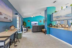 Cucina o angolo cottura di Home with pool and canal access to ocean