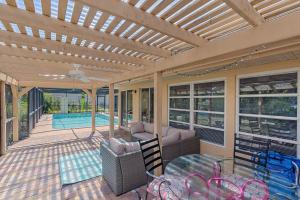 un patio con tavolo e sedie e una piscina di Home with pool and canal access to ocean a Port Charlotte
