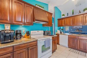 Cucina o angolo cottura di Home with pool and canal access to ocean