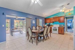Cucina o angolo cottura di Home with pool and canal access to ocean