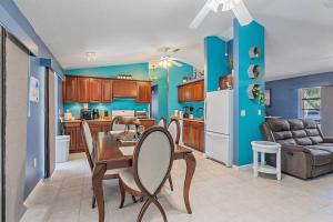 Area soggiorno di Home with pool and canal access to ocean