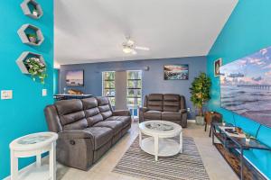 un soggiorno con un divano e due poltrone di Home with pool and canal access to ocean a Port Charlotte