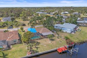 Vista aerea di Home with pool and canal access to ocean