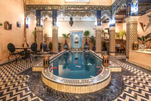 une piscine au milieu du hall de l'hôtel dans l'établissement Riad Puchka, à Marrakech