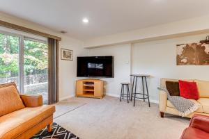 Φωτογραφία από το άλμπουμ του 3 Mi to Dtwn Silver Spring Convenient Apartment σε Silver Spring