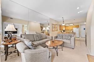 una sala de estar con un sofá y una mesa en Greens at Copper 315 by Summit County Mountain Retreats, en Copper Mountain