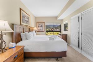 1 dormitorio con 1 cama y escritorio con lámpara en Greens at Copper 315 by Summit County Mountain Retreats, en Copper Mountain