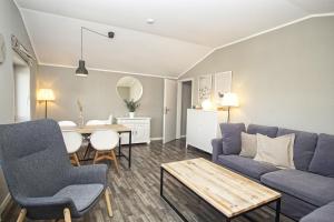 ein Wohnzimmer mit einer Couch und einem Tisch in der Unterkunft gratis Nutzung vom AHOI Erlebnisbad und Sauna in Sellin - Kurhaus Nordstrand FeWo 44 in Göhren