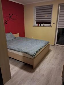 a bedroom with a bed and a window at VILLA VIP POKOJE pracownicze in Gniezno