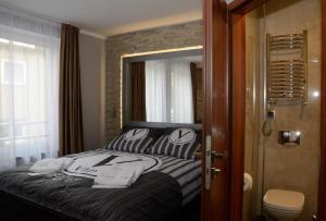 a bedroom with a bed with towels on it at VILLA VIP POKOJE pracownicze in Gniezno