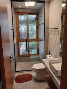 un bagno con doccia, WC e lavandino di Casa do Castelo - Praia do Forte a Mata de Sao Joao